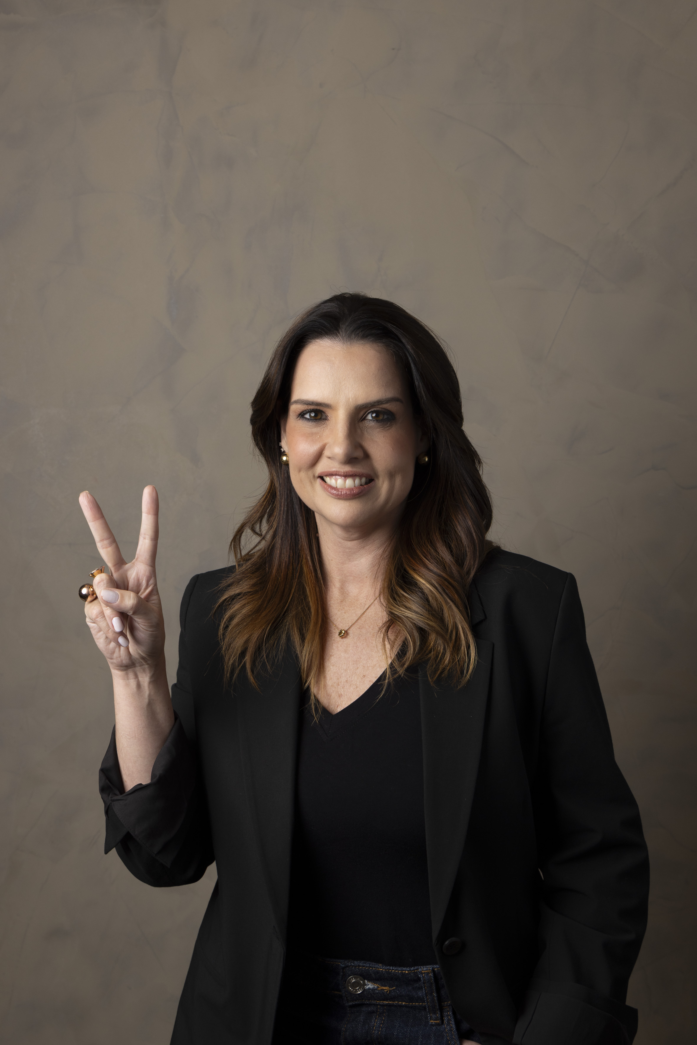 Marcella Rasera mostrando um dedo