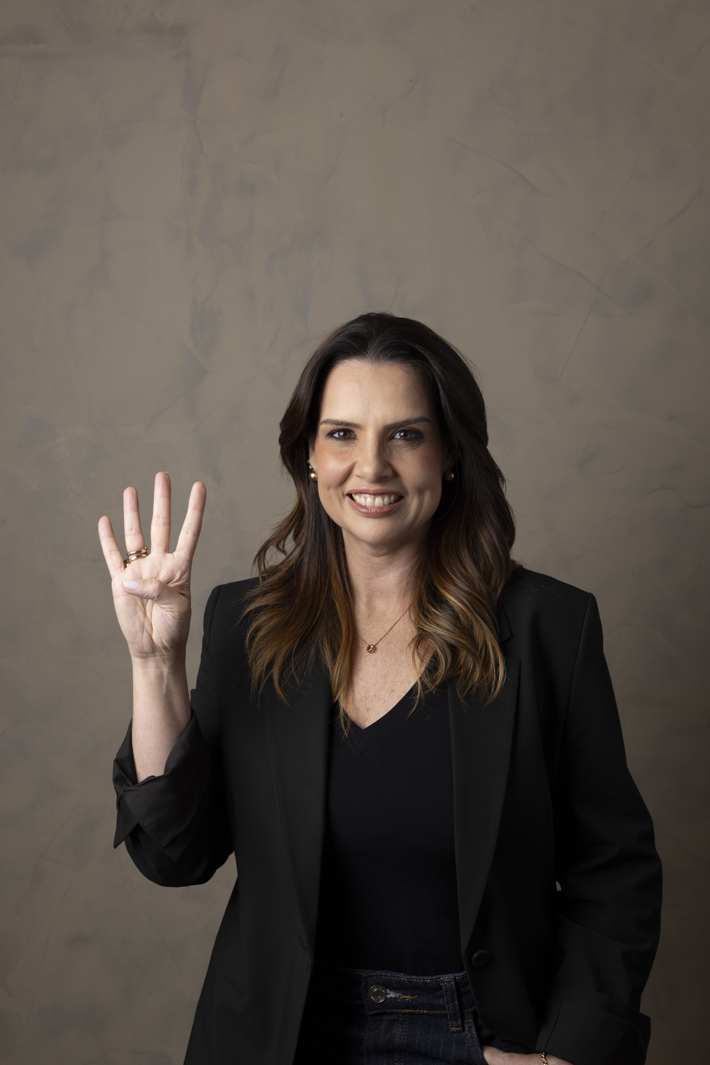 Marcella Rasera mostrando três dedos