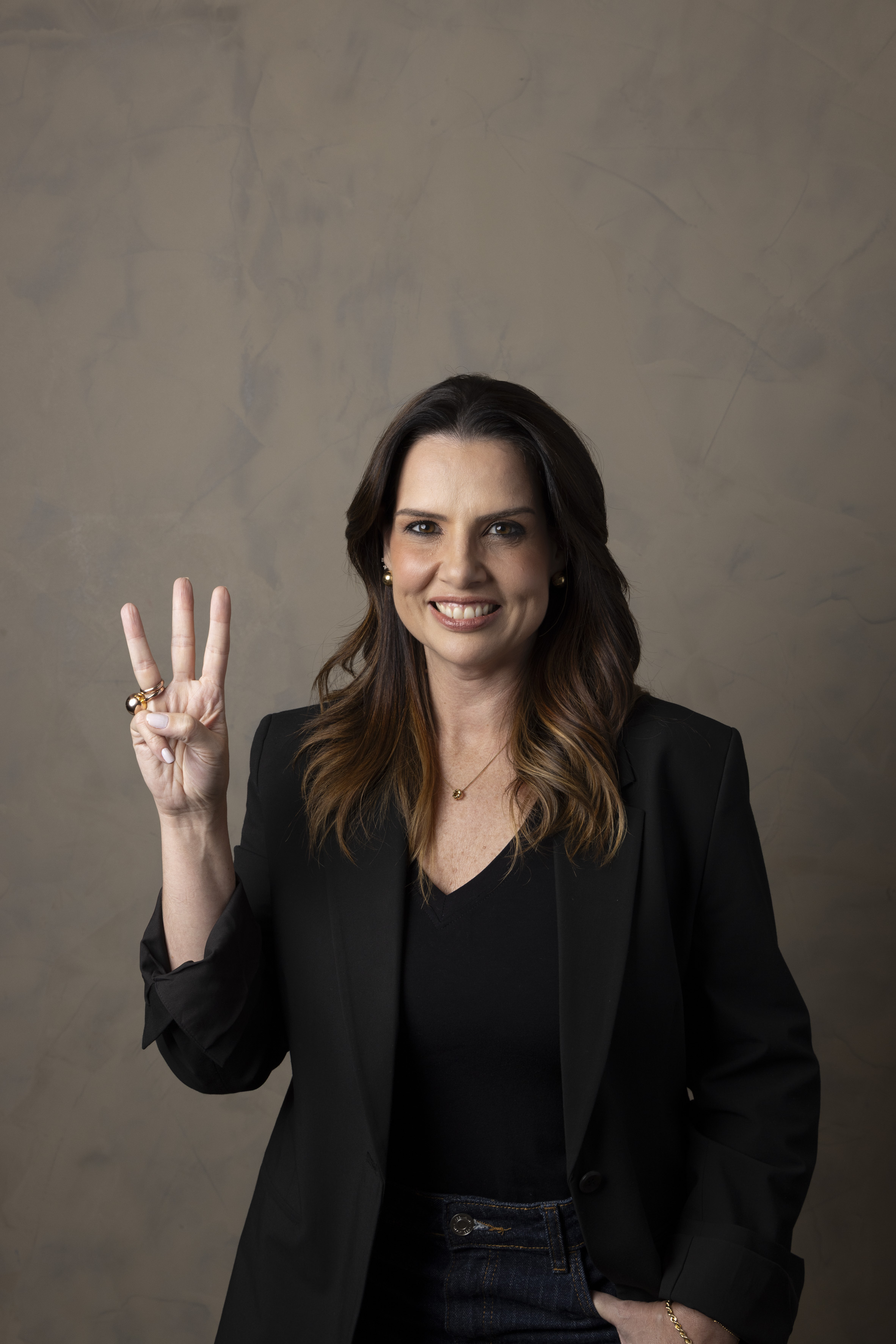 Marcella Rasera mostrando dois dedos
